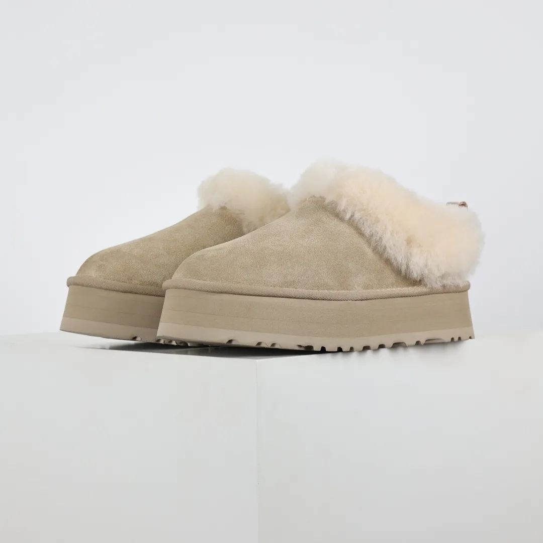 Pick up locally 💰600 Core recommended good price Independently developed original outsole, cashmere insole, keeping warm in winter, suitable for home use. In recent years, uug has launched a style series, which is partially skewed towards the preferences of young consumers, and has also been at the forefront of fashion trends. Shoe body material, water-repellent coated suede upper, 17mm UGGPURE™ implanted wool insole, lightweight non-slip and comfortable rubber outsole, with brand LOGO, complete packaging, size: 35 36 37 38 39 40